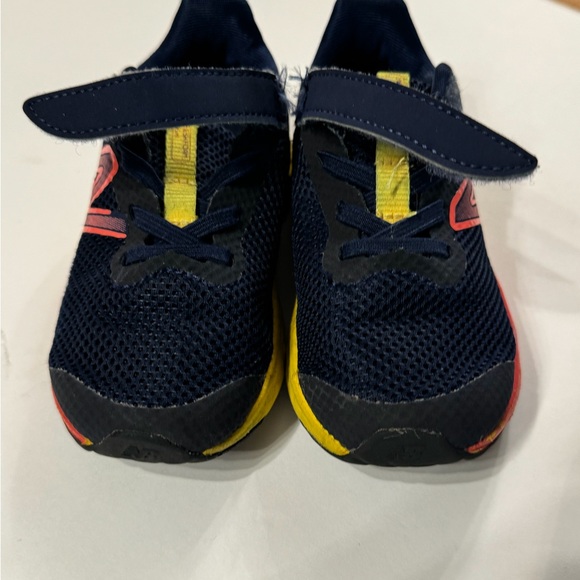 Toddler size 6 shoes - Picture 4 of 7